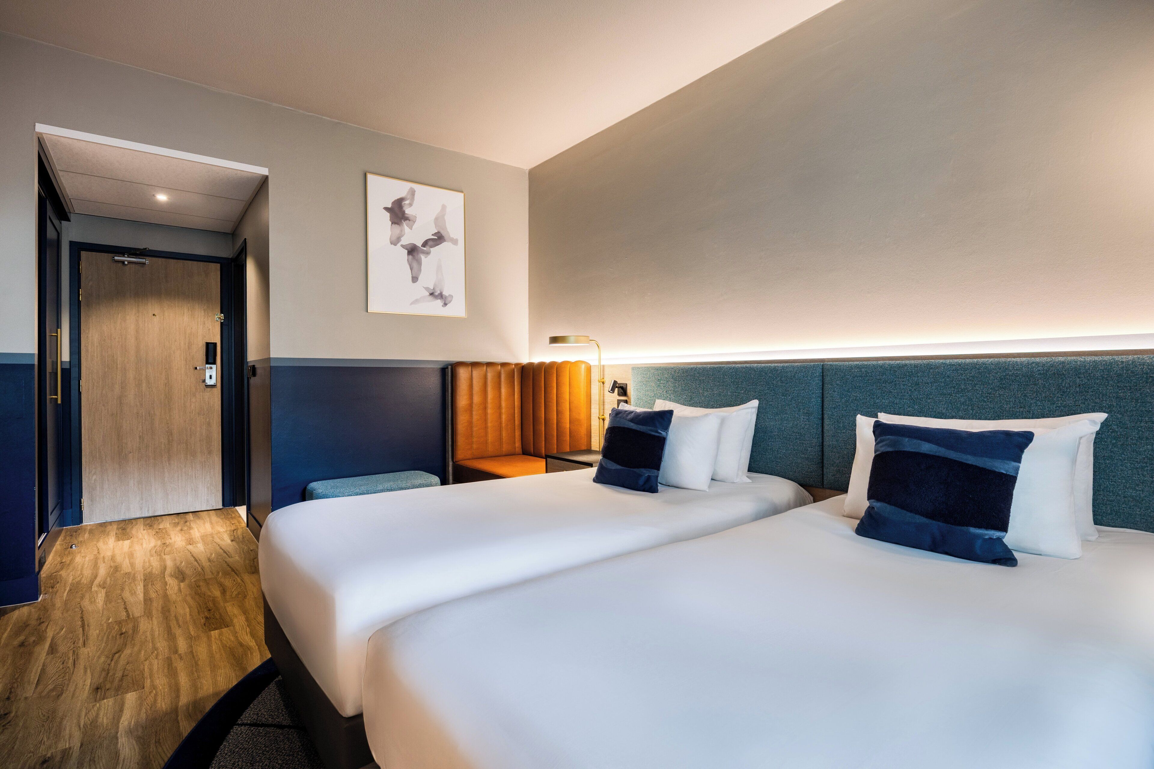 Minibar, coffres-forts dans les chambres, bureau