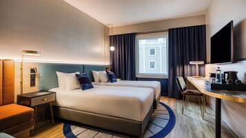 ميني بار وخزنة داخل الغرفة ومكتب ومساحة عمل للكمبيوتر المحمول