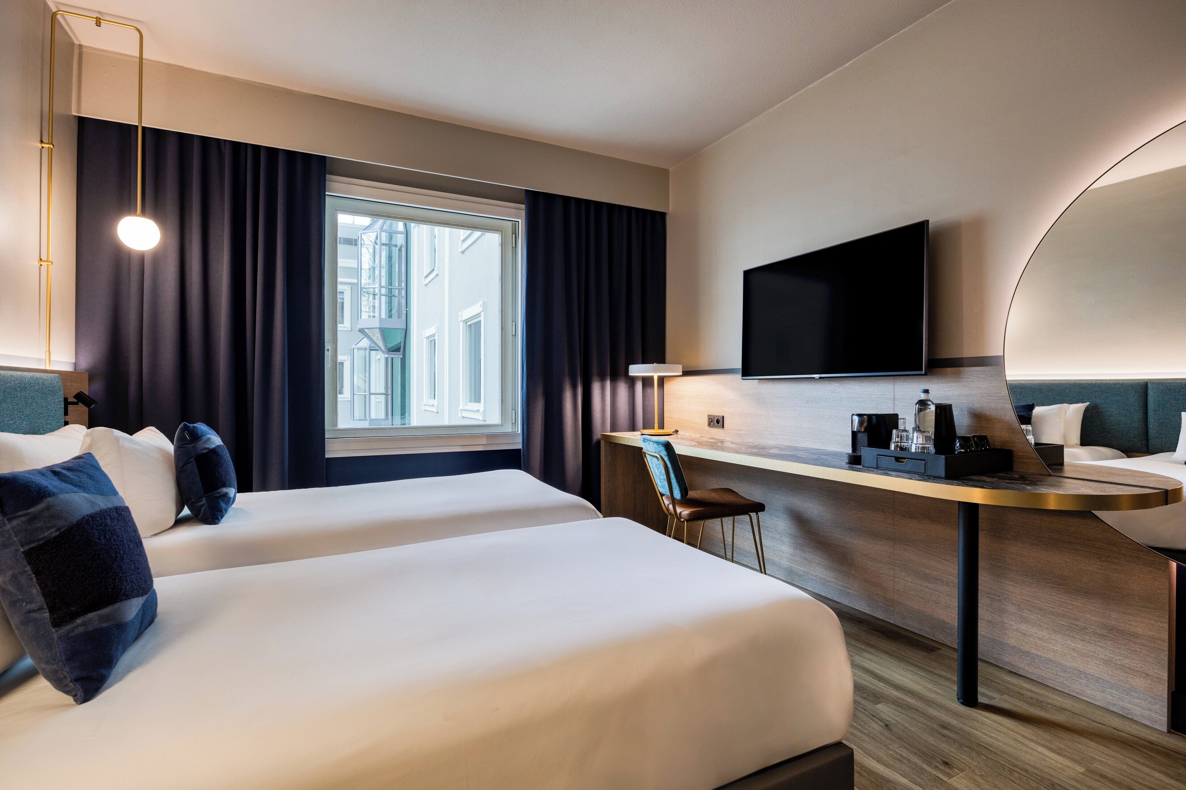 Minibar, coffres-forts dans les chambres, bureau