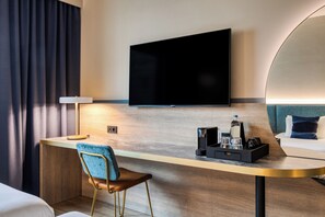 Minibar, caja de seguridad en la habitación y escritorio 