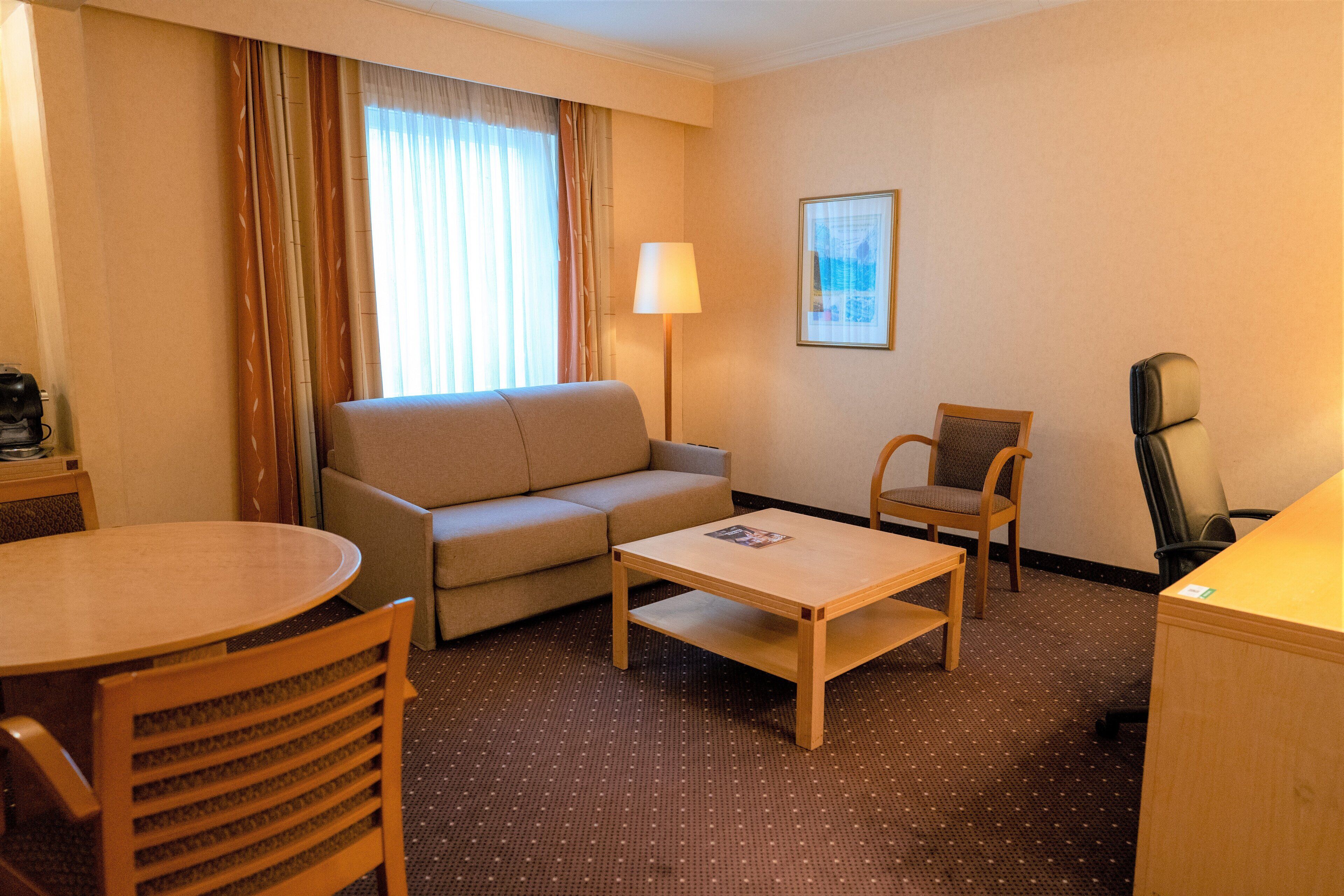 Premium kamer, 1 kingsize bed met slaapbank | Een minibar, een kluis op de kamer, een bureau, een laptopwerkplek