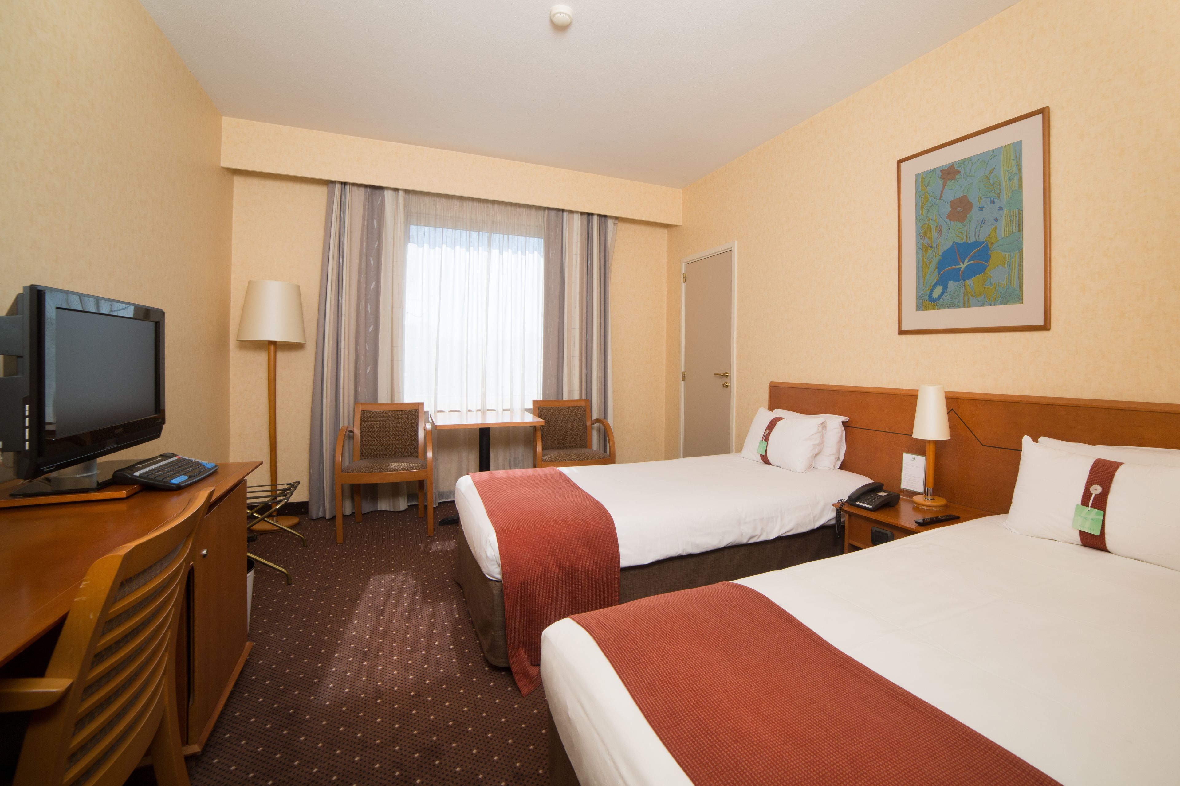 Minibar, két bảo mật tại phòng, bàn 