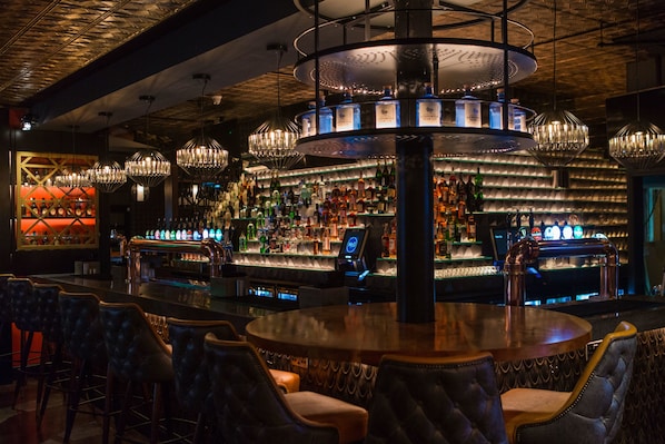 Serves lunch and dinner