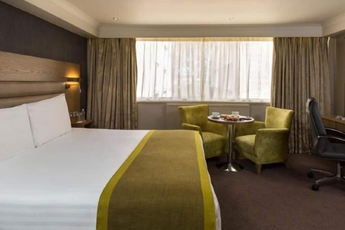 Hypo-allergenic bedding, in-room safe, desk, laptop workspace