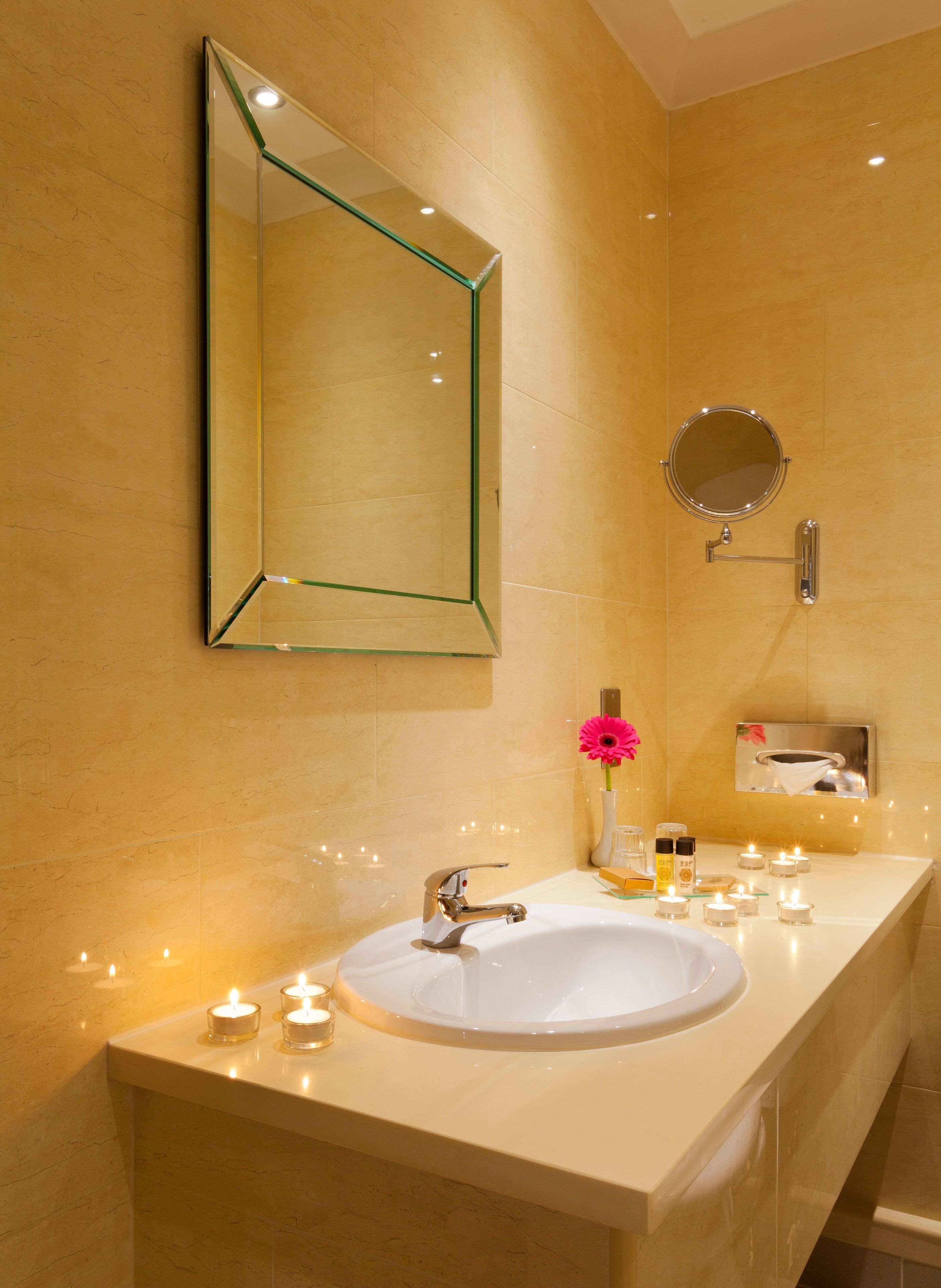 combined shower/bathtub, free toiletries, hair dryer, towels