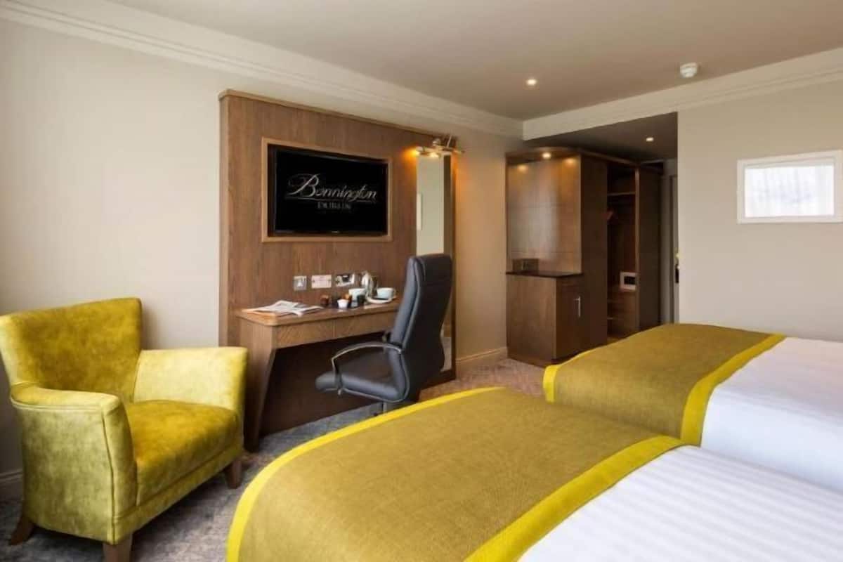 Hypo-allergenic bedding, in-room safe, desk, laptop workspace