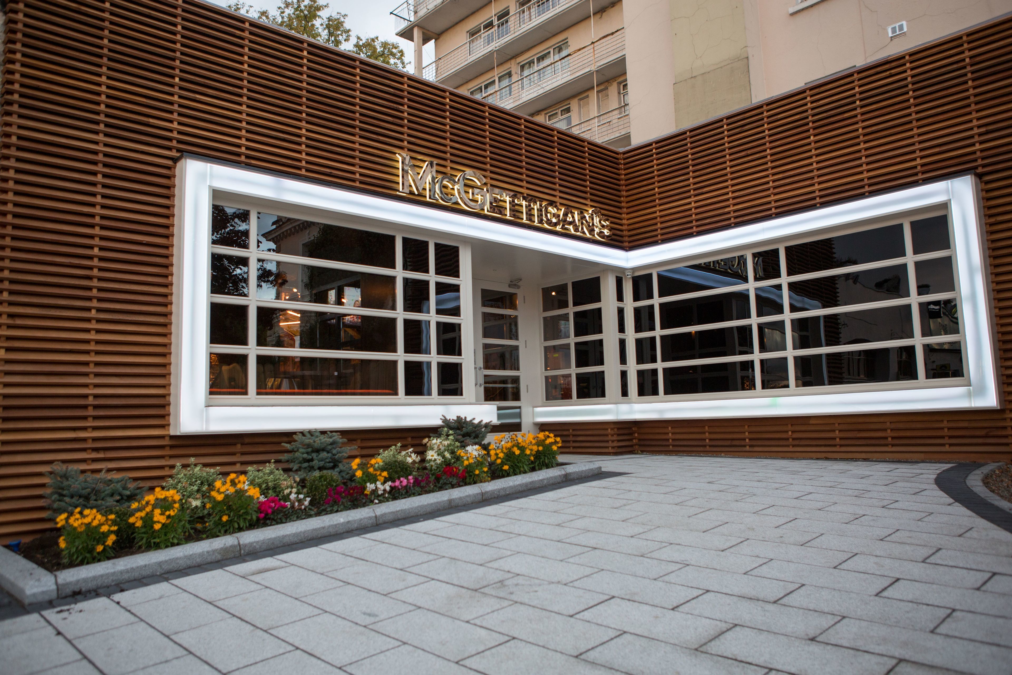 Serves lunch and dinner