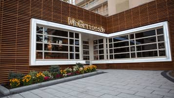 Serves lunch and dinner