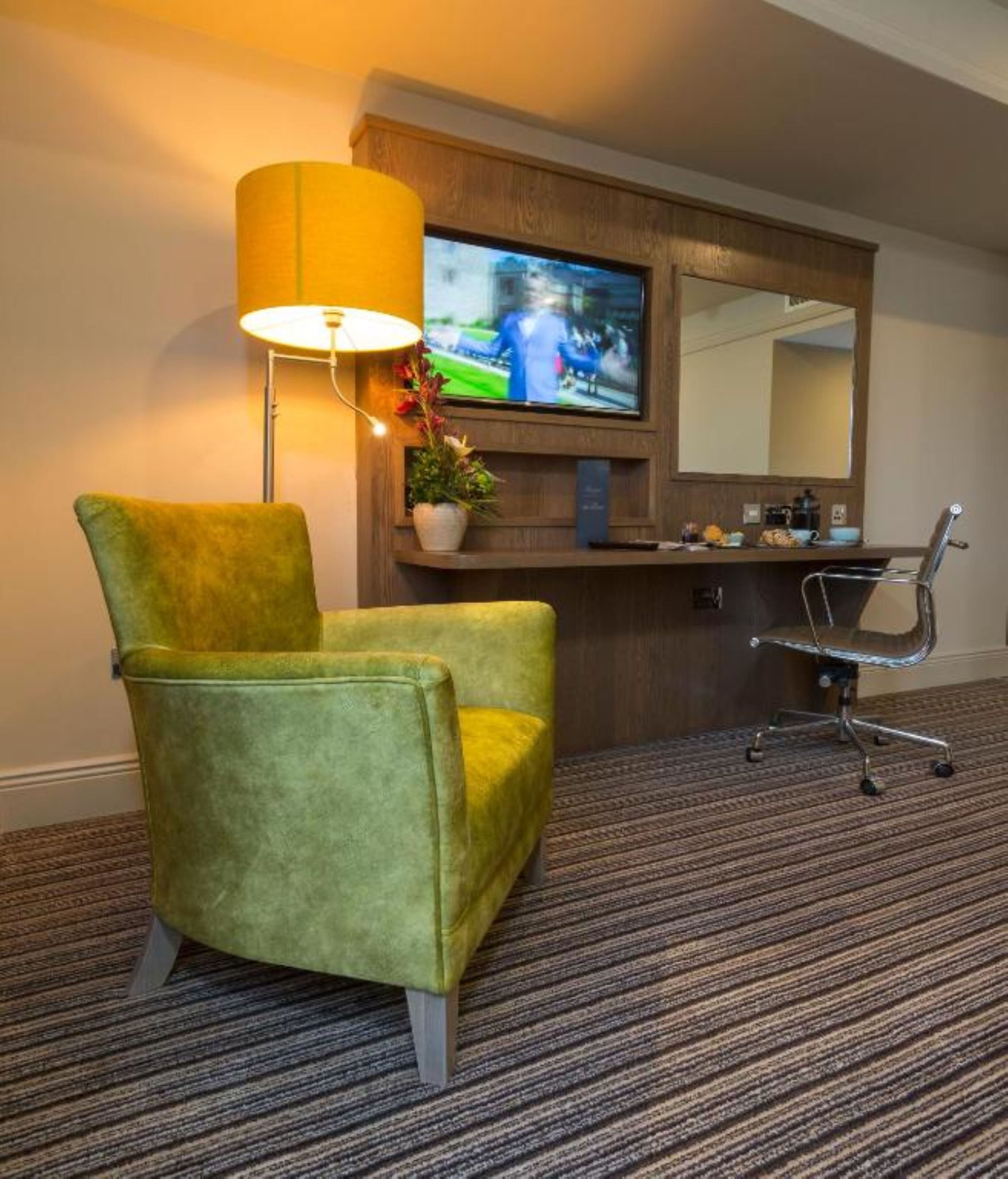 39-inch flat-screen tv with cable channels, tv, netflix