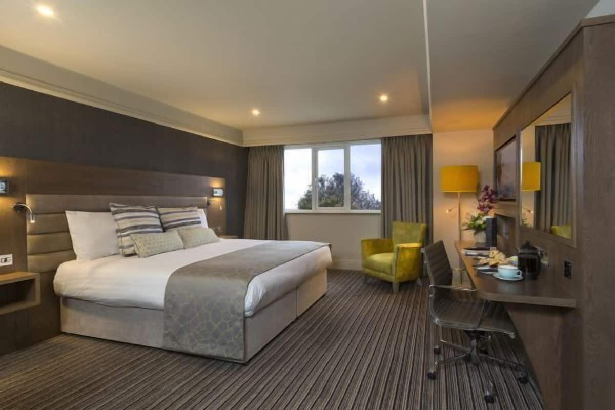 Hypo-allergenic bedding, in-room safe, desk, laptop workspace