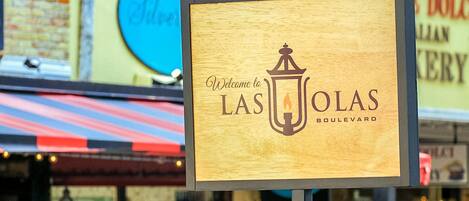 A sign for Las Jolas Boulevard with a welcoming message.
