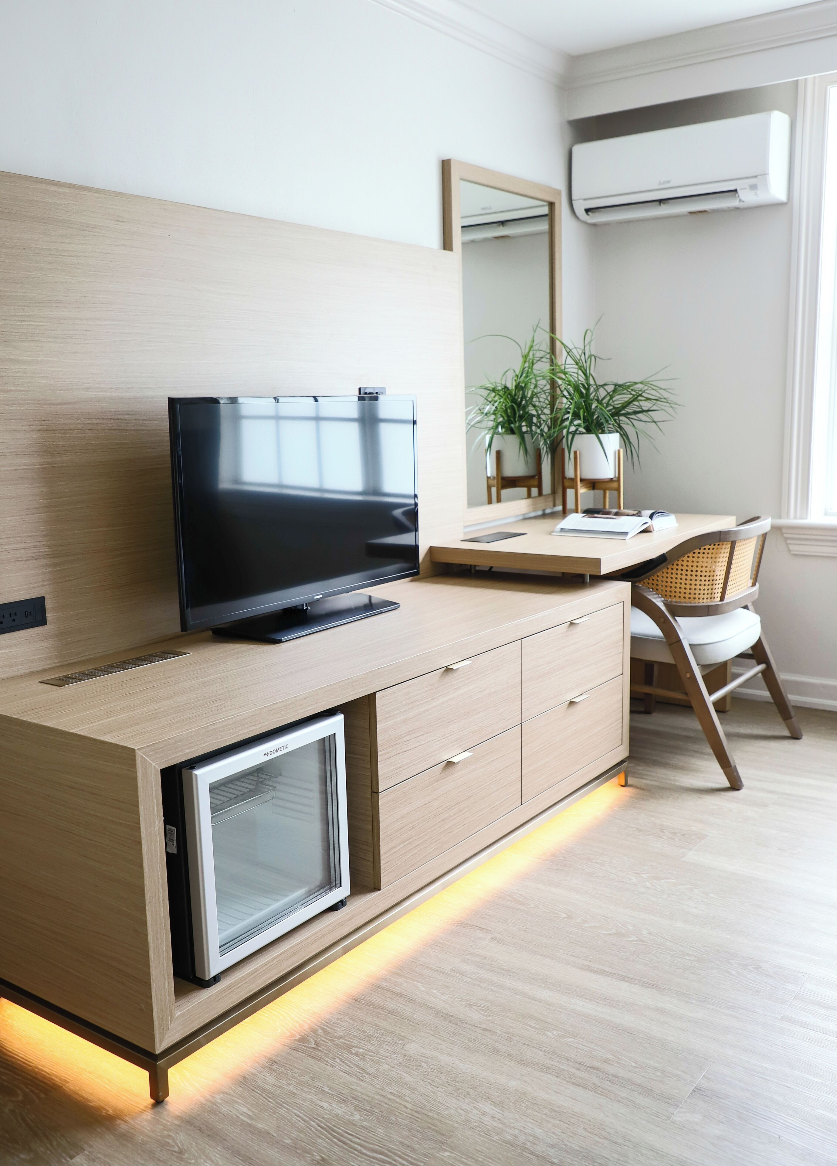 executive room, 1 king bed, tower | in-room safe, desk, iron/ironing board, free wifi