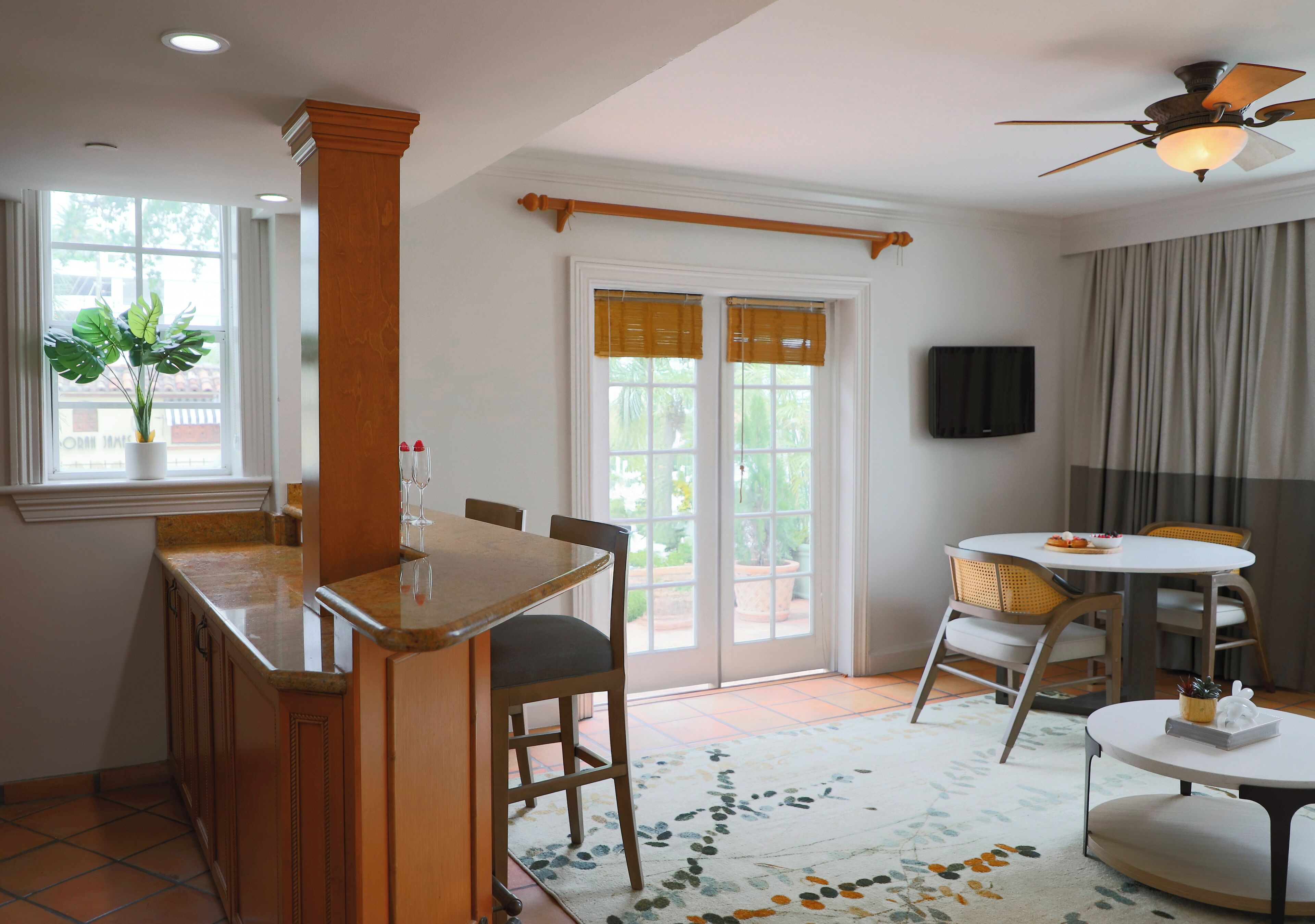 executive room, 1 king bed, tower | in-room safe, desk, iron/ironing board, free wifi