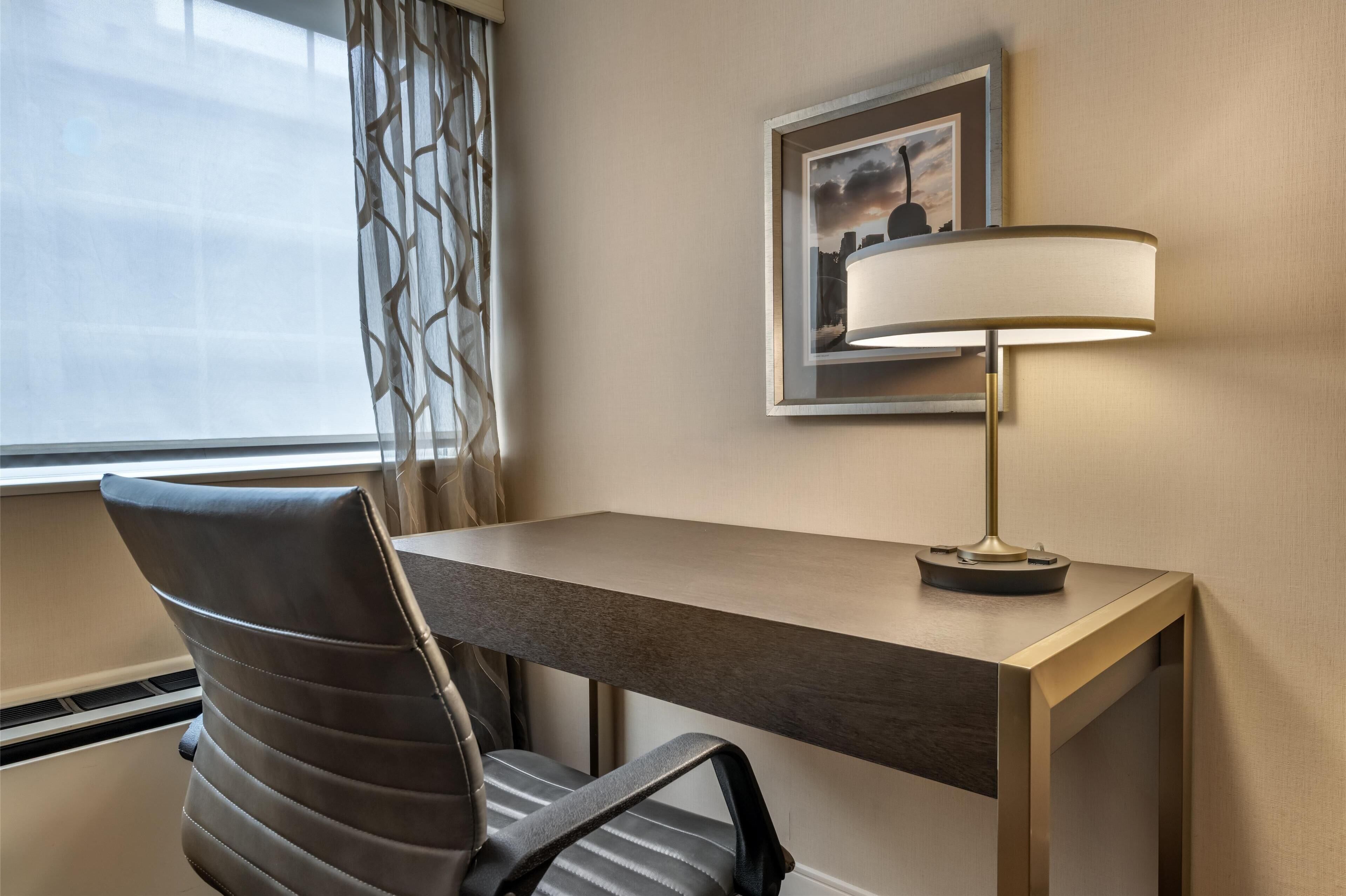 standard room, 1 king bed, non smoking | premium bedding, pillow-top beds, in-room safe, blackout curtains