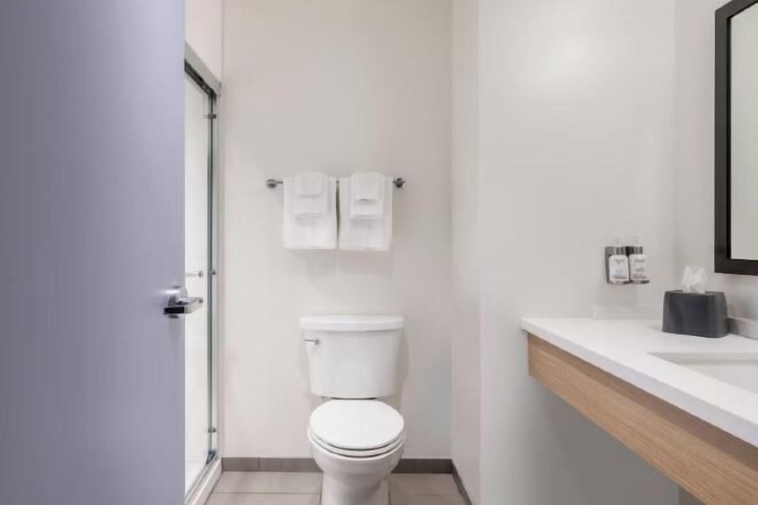 ห้องน้ำ | ฝักบัวในอ่างอาบน้ำ, ของใช้ในห้องน้ำฟรี, ไดร์เป่าผม, ผ้าเช็ดตัว