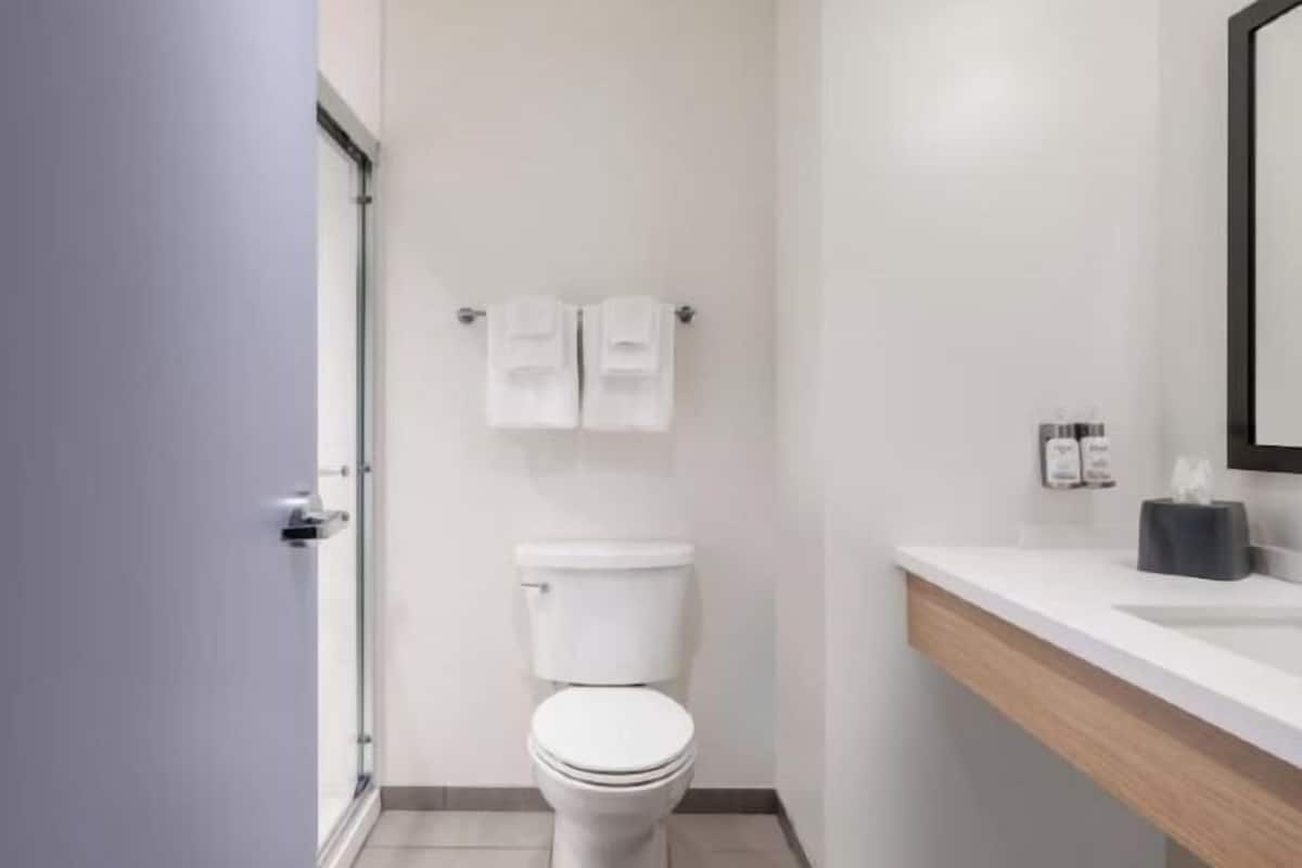 Baño | Tina con regadera, amenidades de baño gratuitas, secadora de cabello