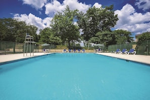 Piscine extérieure (ouverte en saison), parasols de plage
