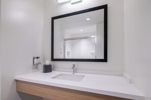 Phòng Tiêu chuẩn, 1 giường cỡ king (Accessible Shower) | Phòng tắm | Vòi sen/bồn tắm kết hợp, đồ dùng nhà tắm miễn phí, máy sấy tóc 
