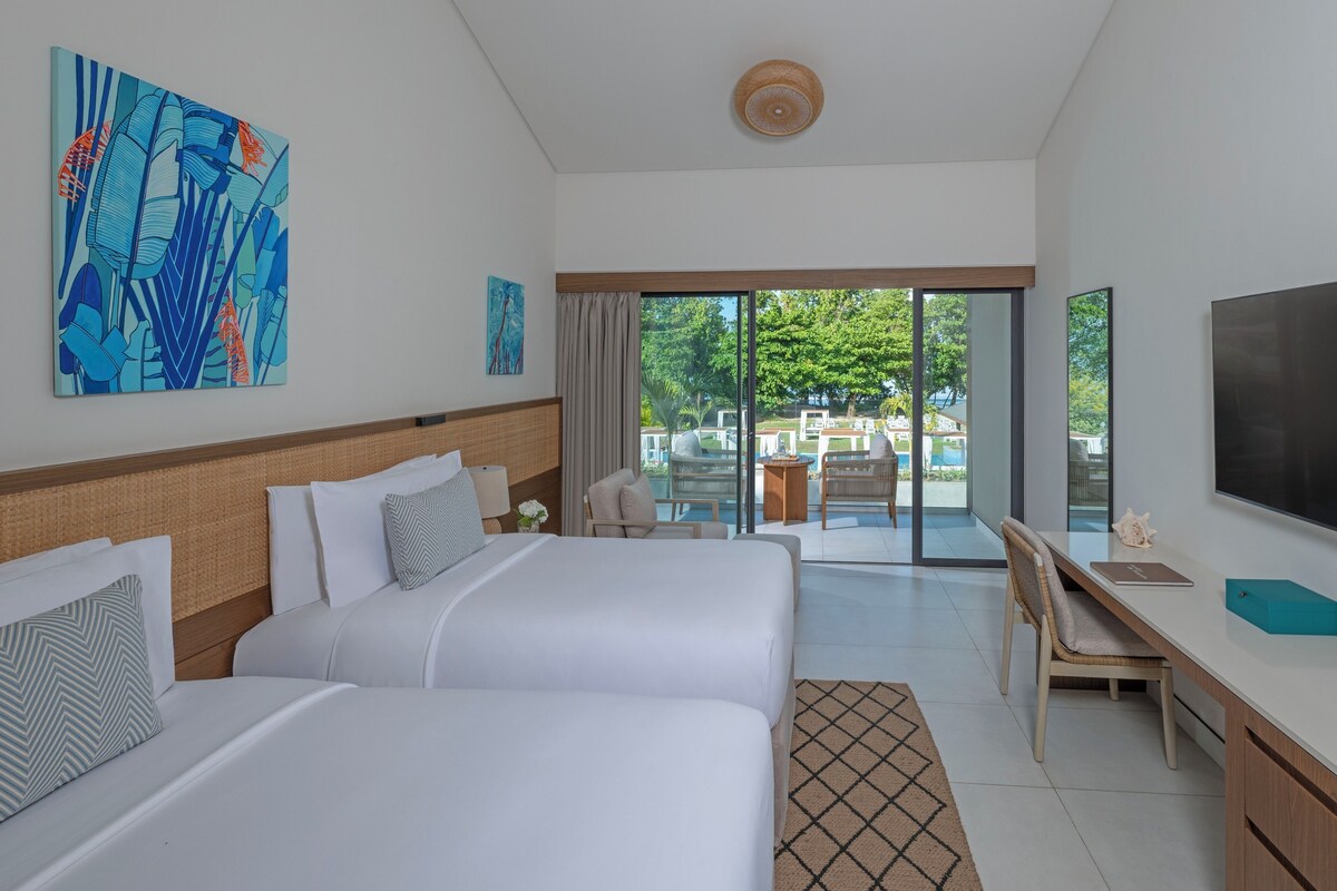 Premium Pool View Balcony Room | 필로우탑 침대, 미니바, 객실 내 금고, 책상