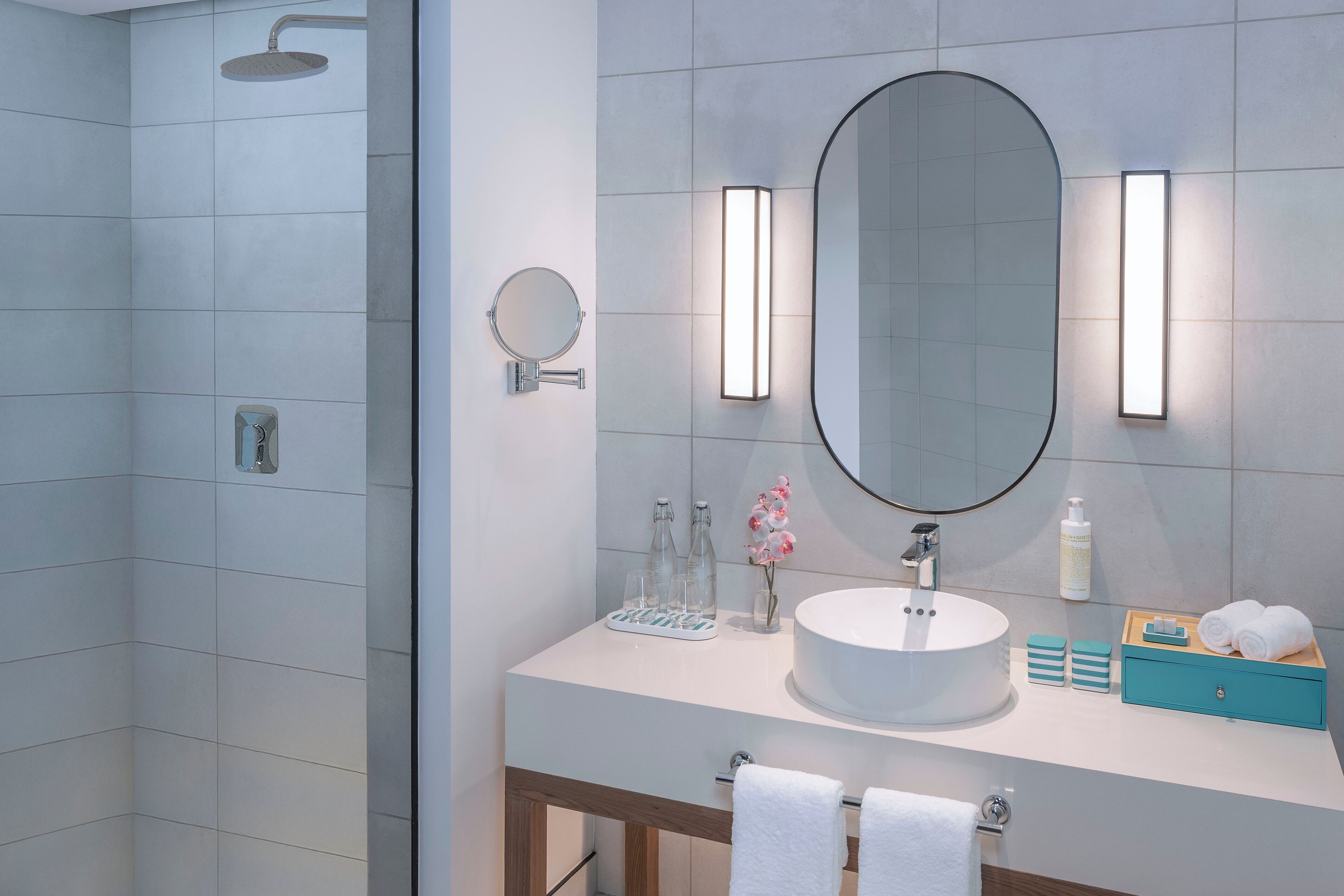 Habitació | Bany | Combinació de dutxa i banyera i capçal de dutxa tipus cascada 