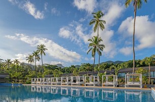 Piscina externa, barracas de cortesia, guarda-sóis