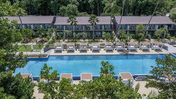 Outdoor pool, free cabanas, pool umbrellas