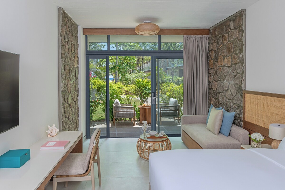 Superior Garden Terrace Room | 필로우탑 침대, 미니바, 객실 내 금고, 책상