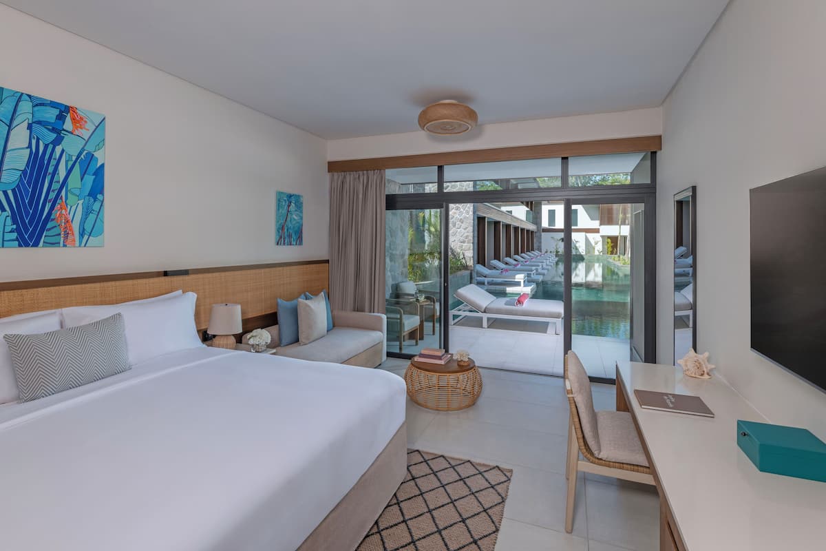 Premium Pool Access Room | Bantalan ekstra lembut, minibar, brankas, dan meja kerja