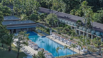 室外游泳池,提供免費遮陽小屋和泳池遮陽傘