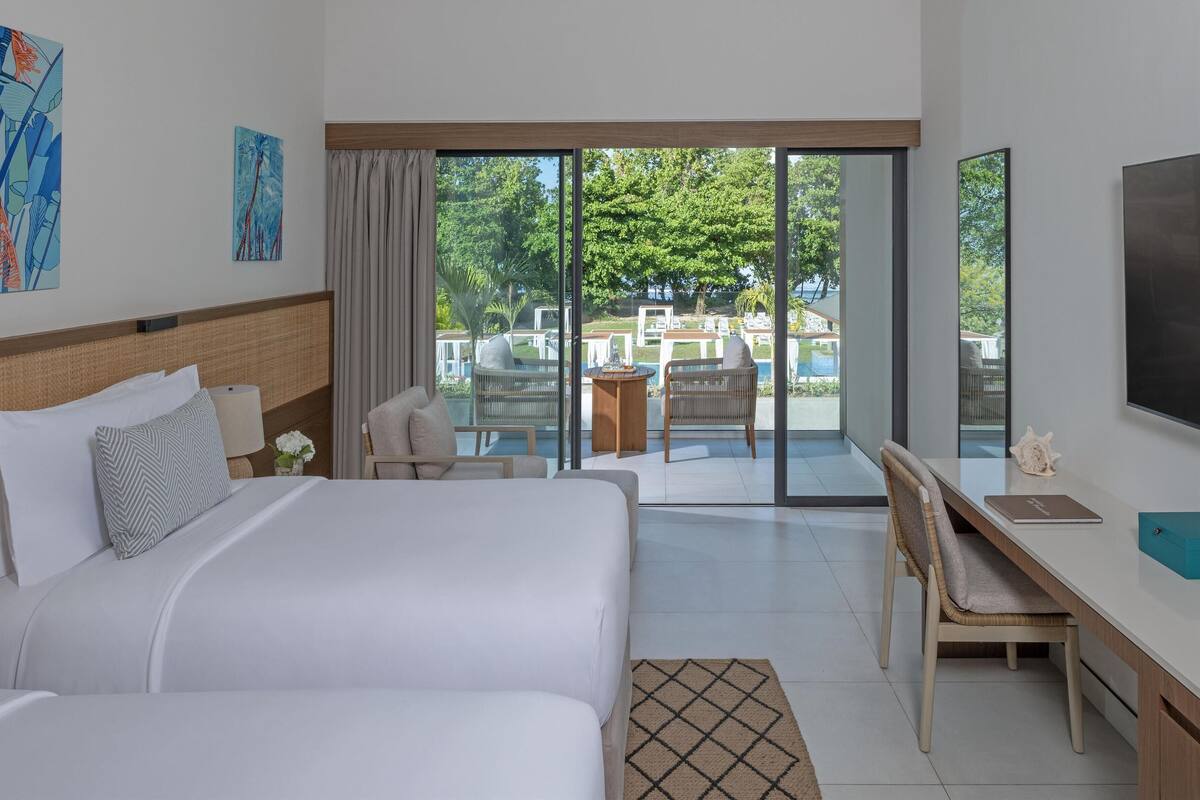 Premium Pool View Balcony Room | Bantalan ekstra lembut, minibar, brankas, dan meja kerja