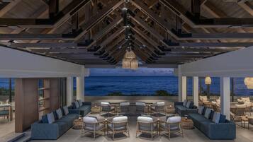 2 bares, 2 bares junto a la piscina y bar en la piscina