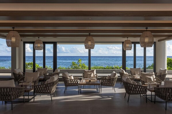 2 Bars/Lounges, 2 Poolbars, Bar im Pool