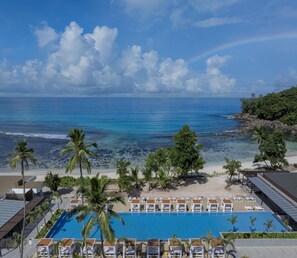Piscina externa, barracas de cortesia, guarda-sóis