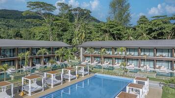 Piscine extérieure, cabanons gratuits, parasols de plage