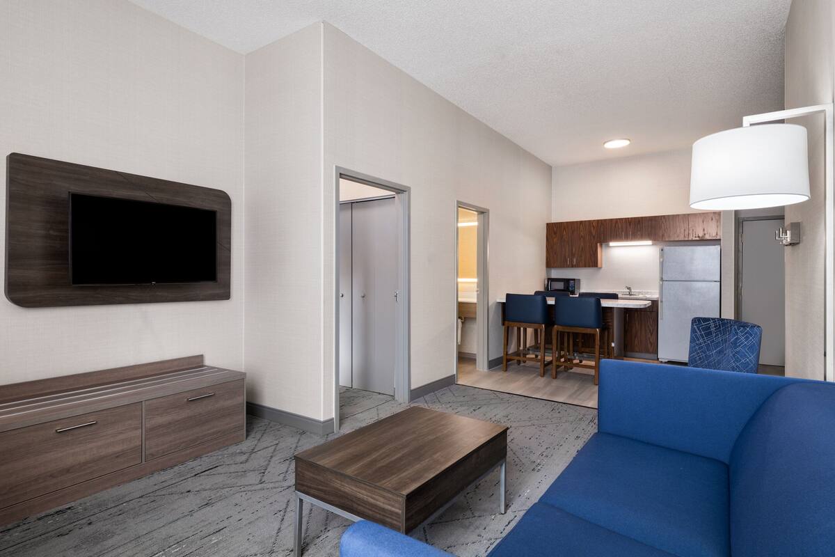 suite, 1 bedroom | hypo-allergenic bedding, desk, iron/ironing board, free cots/infant beds