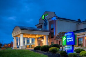 Holiday Inn Express -hotellin rakennus, jossa on katettu sisäänkäynti ja selkeä opaste, joka osoittaa sisäänkäynnin.