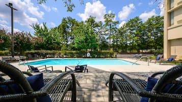 Piscine extérieure, chaises longues