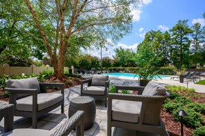 Outdoor pool, pool loungers - DoubleTree by Hilton Raleigh Midtown, NC (Raleigh)