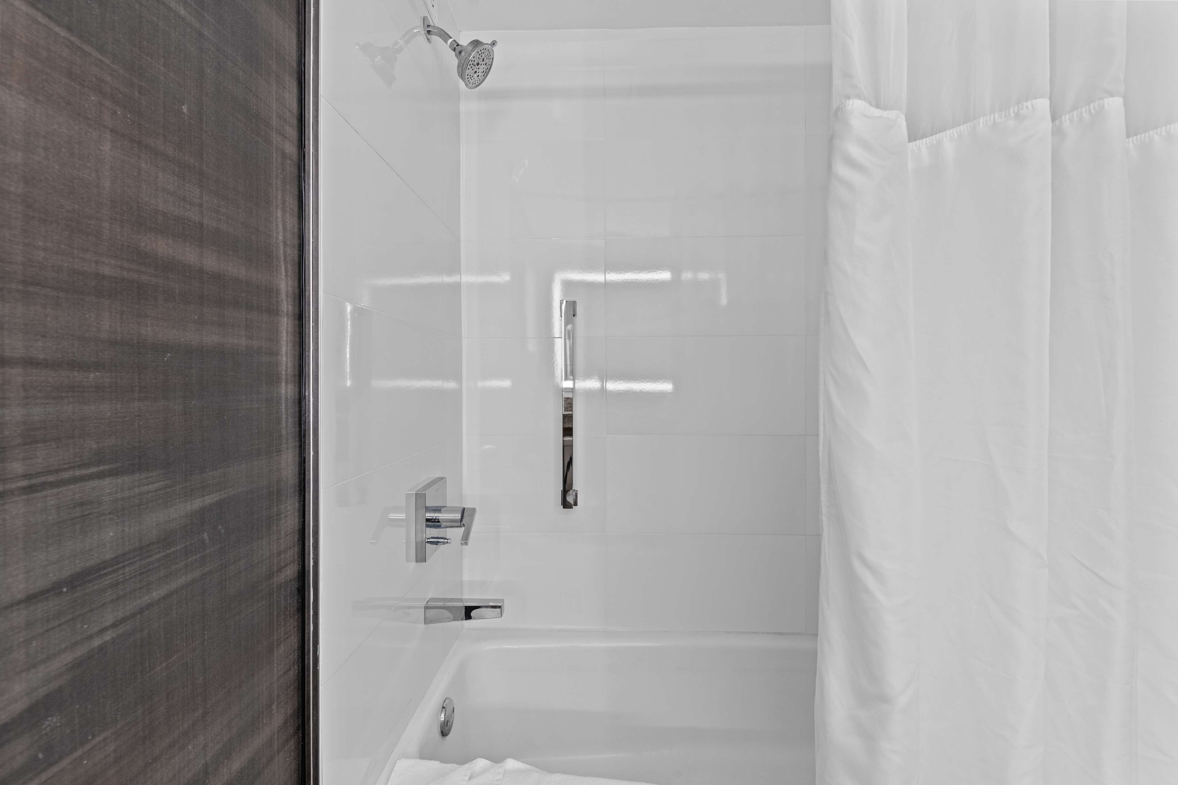 combined shower/bathtub, free toiletries, hair dryer, towels