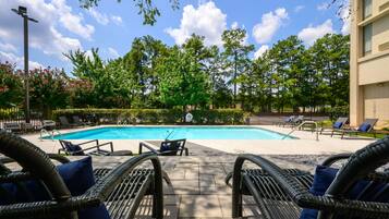 Kolam renang outdoor, dengan kursi berjemur