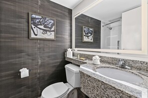 Combined shower/bathtub, free toiletries, hair dryer, towels