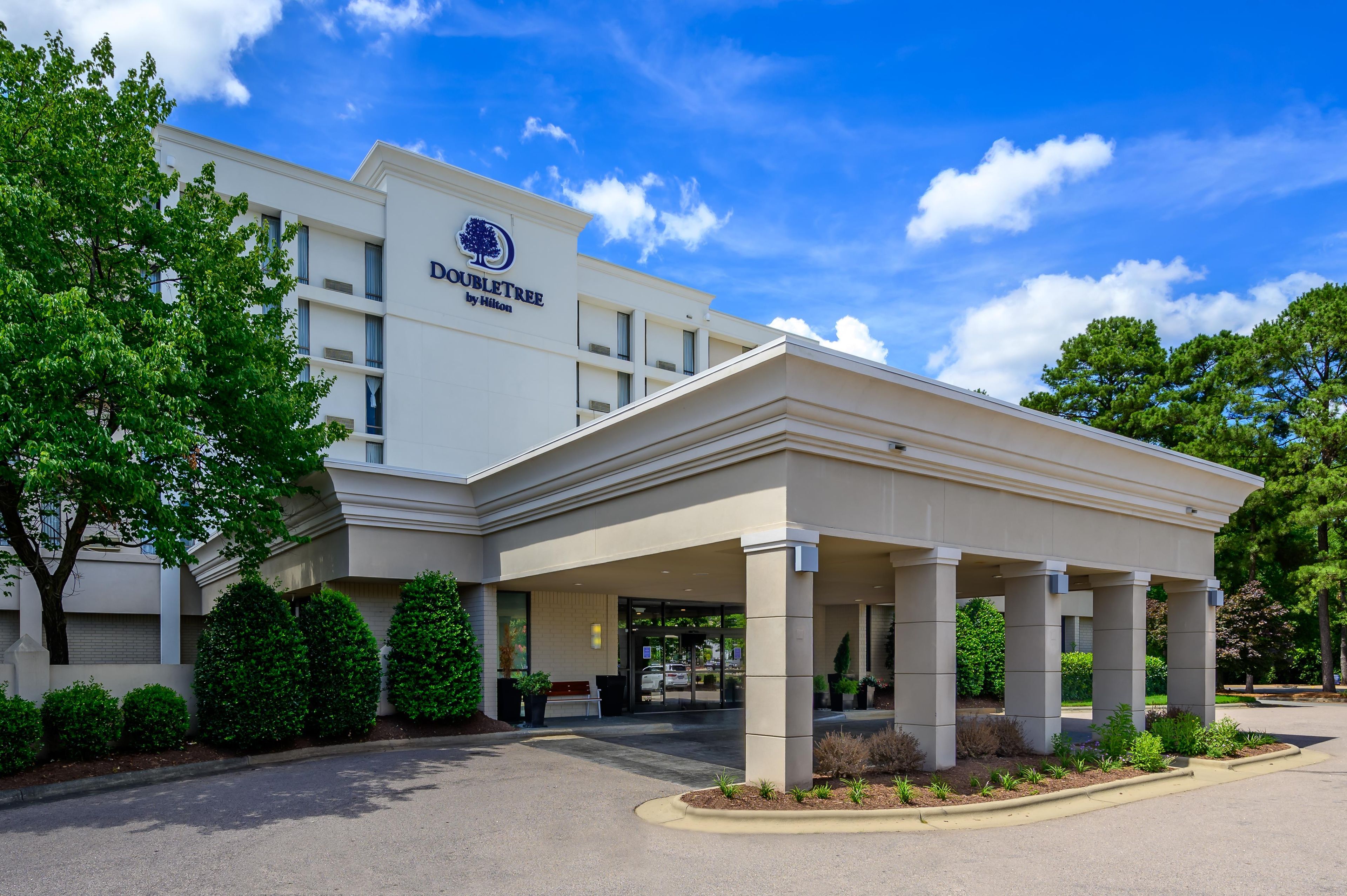 A DoubleTree by Hilton hotel with a covered entrance and a parking lot.