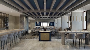Un espace de restauration moderne doté d’un bar central, de plusieurs types d’aménagements pour s’asseoir et d’un haut plafond avec des poutres apparentes.