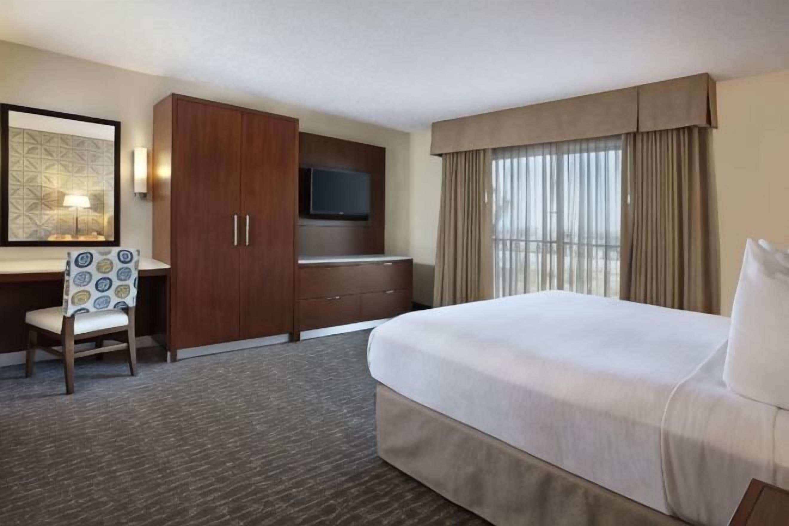 1 habitación, caja de seguridad en la habitación y escritorio 