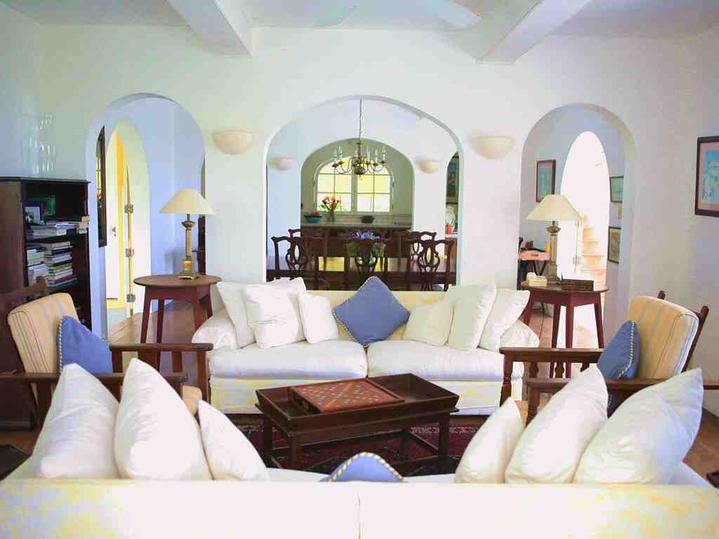 Grand Villa | Living area | Books