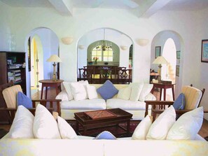 Grand Villa | Living area | Books - Hermitage Nevis (Charlestown)