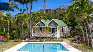 Hồ bơi ngoài trời, dù/ô trên bãi biển/hồ bơi, ghế dài tắm nắng