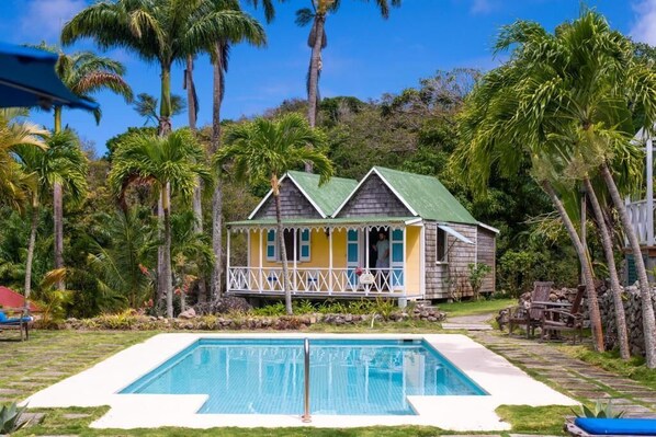 Outdoor pool, pool umbrellas, sun loungers - Hermitage Nevis (Charlestown)