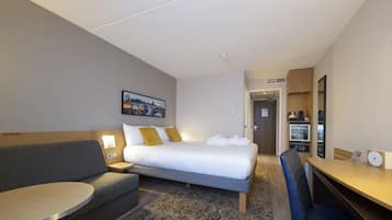Deluxe Room, 1 Double Bed, Garden View | Minibar, in-room safe, desk, laptop workspace