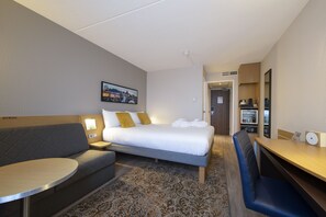 Deluxe Room, 1 Double Bed, Garden View | Minibar, in-room safe, desk, laptop workspace